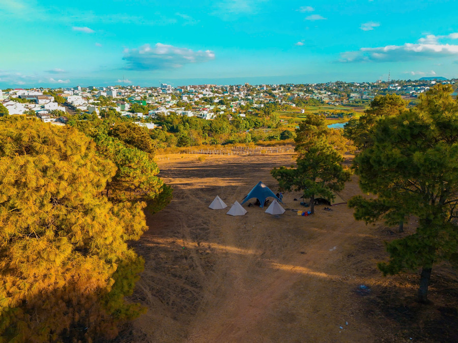 Ia Dêr pine hill is a camping destination right next to the city, just a bridge away from the center. Photo: Đoàn Lanh img-8508.jpg