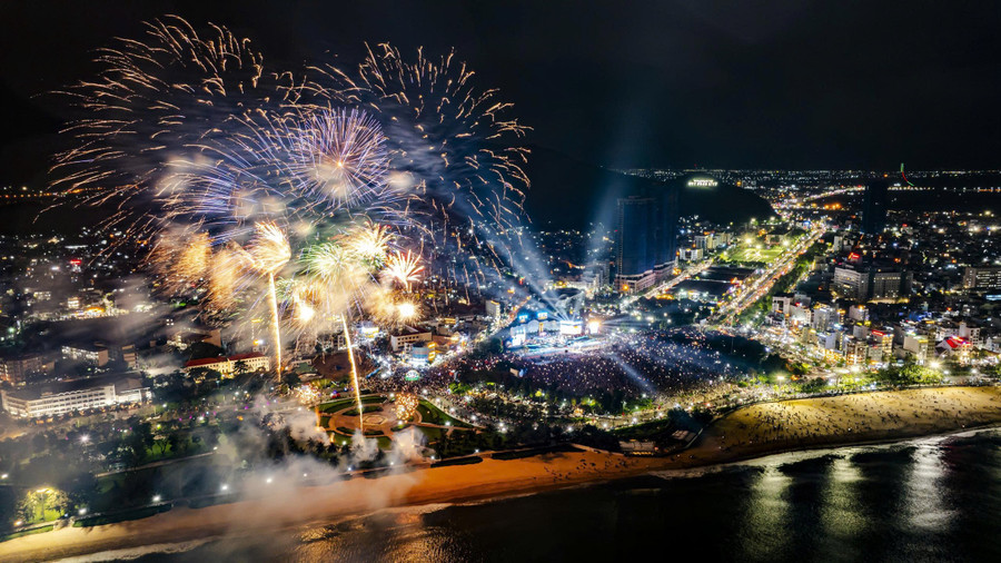 Firework displays on the nights of August 29 and September 2 are eagerly anticipated by locals and tourists alike. Photo: Dũng Nhân 1.jpg