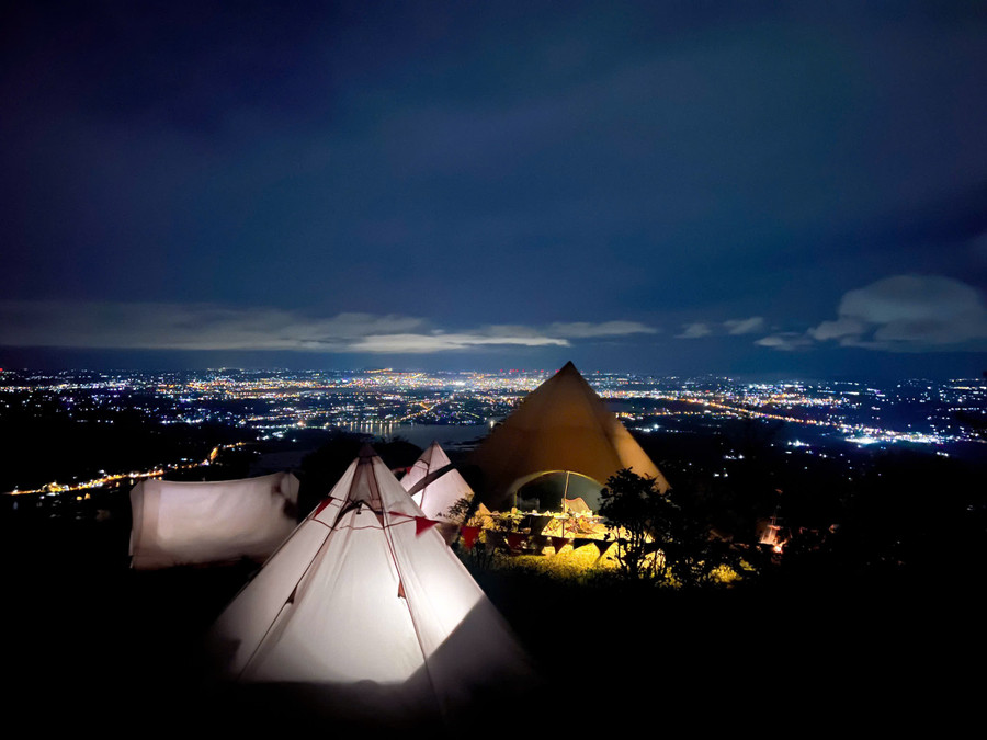 From Chư Nâm peak, admire the beauty of the Pleiku plateau at night. Photo: Đoàn Lanh img-8477.jpg