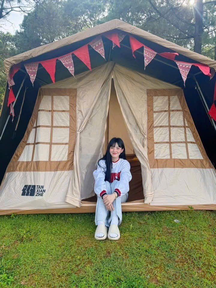 A holiday spent in tents under the green pines brings new feelings and fresh experiences. Photo: Đoàn Lanh img-8515.jpg