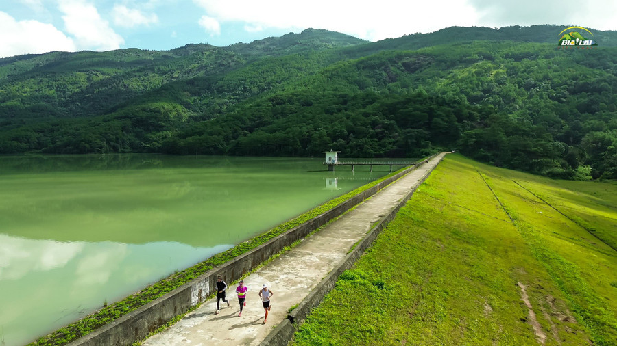 Runners pass through Tân Sơn Dam download-24.jpg