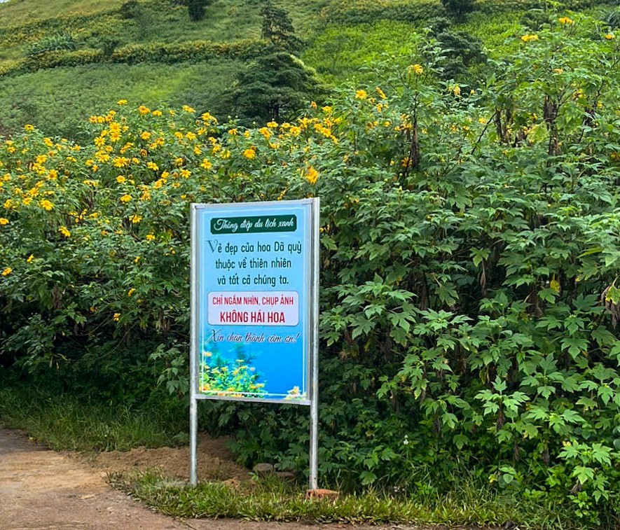 The People’s Committee of Bien Ho Commune has installed signs from the communal house yard along the road leading up to Chu Dang Ya volcano to raise awareness about landscape protection. Photo: M.C img-4488.jpg