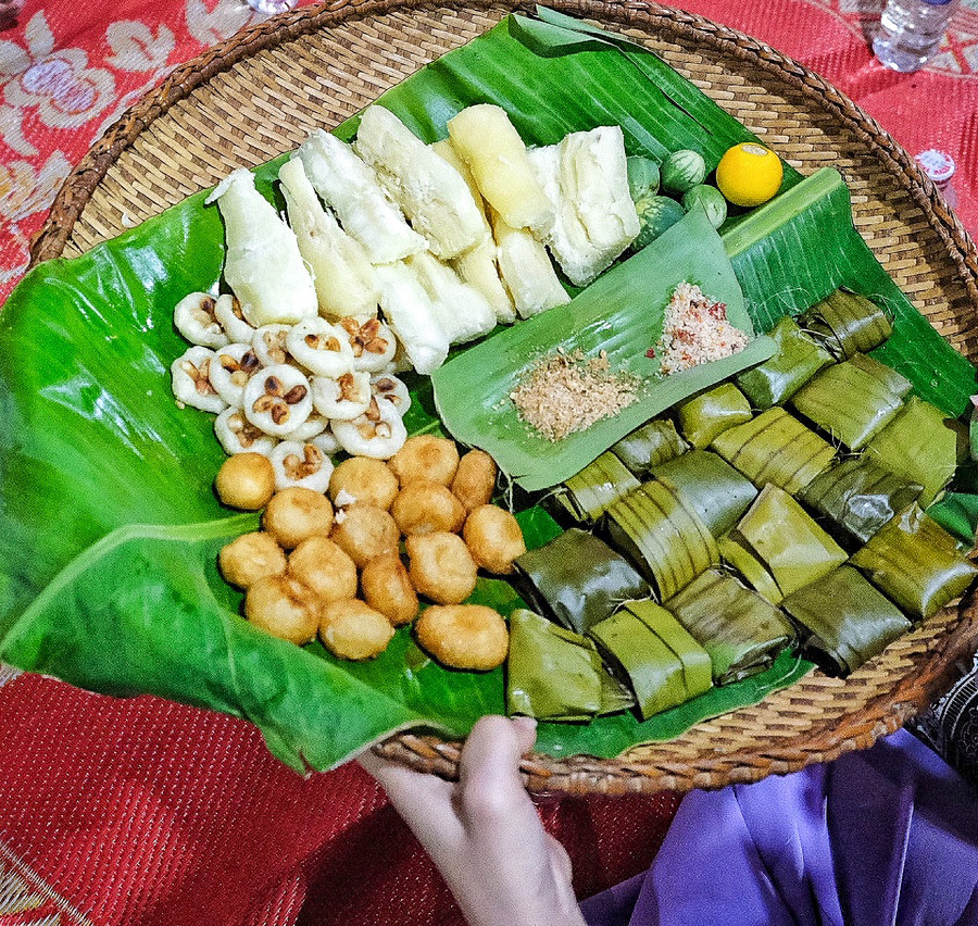 A tray of cassava cakes at the Mơ H’ra-Đáp Community Tourism Village. Photo: Hoàng Ngọc img-1949.jpg