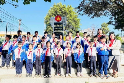 Admitting New Youth Union and Team Members at "Red Addresses": Fostering Patriotism and the Spirit of Dedication