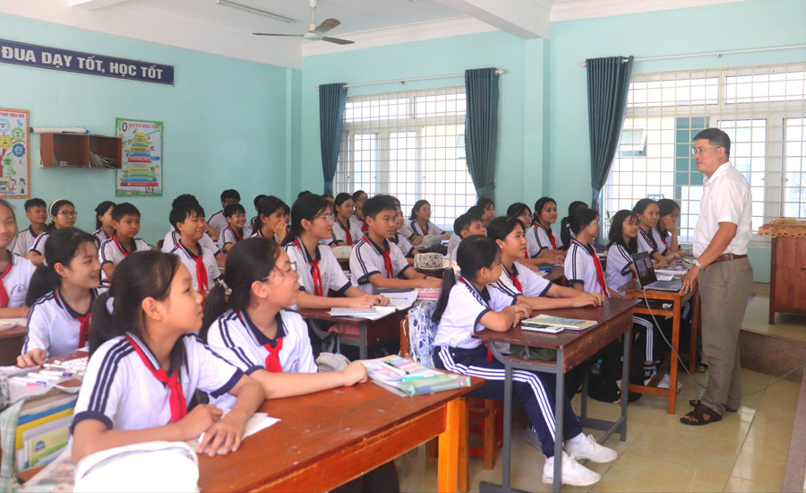 A class session at Tuy Phước Town Secondary School (Tuy Phước commune). Photo: Hồ Điểm 42.jpg