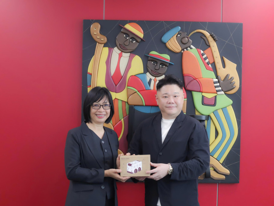 Vice Chairwoman Nguyễn Thị Thanh Lịch receives a gift—a product from Marubeni Lumber Company. Photo: Reporter z6996532098665-bce243a74a30abdfac36f278f7ad8a52.jpg