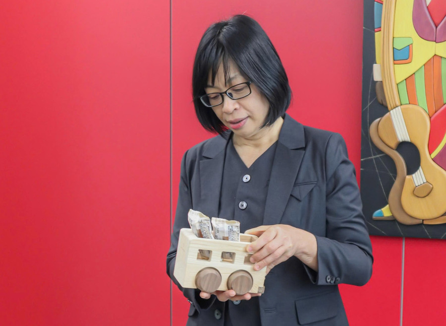 Vice Chairwoman Nguyễn Thị Thanh Lịch examines a wood product made by Marubeni Lumber Company. Photo: Reporter z6997018993200-bd8450d00d63d079074f745d03359dba.jpg