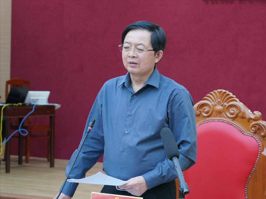 Secretary of the Gia Lai Provincial Party Committee Hồ Quốc Dũng delivers directives at the working session. Photo: N.H 1.jpg
