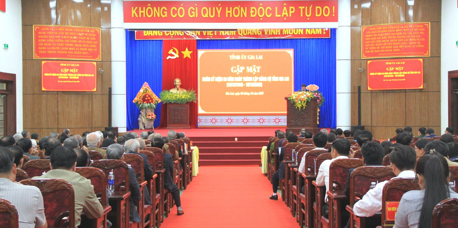 quang-canh-buoi-gap-mat.jpg