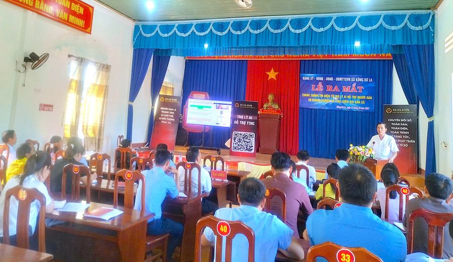 The launch ceremony of the Kông Bơ La Commune’s AI-powered electronic information portal for administrative procedures. Photo: H.N xa-kong-bo-la-ra-mat-trang-thong-tin-dien-tu-tro-ly-ai-ve-thu-tuc-hanh-chinh.jpg