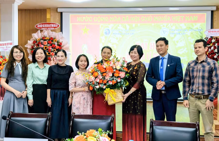 tien-si-nguyen-thi-lanh-duoc-bau-giu-chuc-chu-tich-hoi-dia-ly-gia-lai-khoa-i.jpg