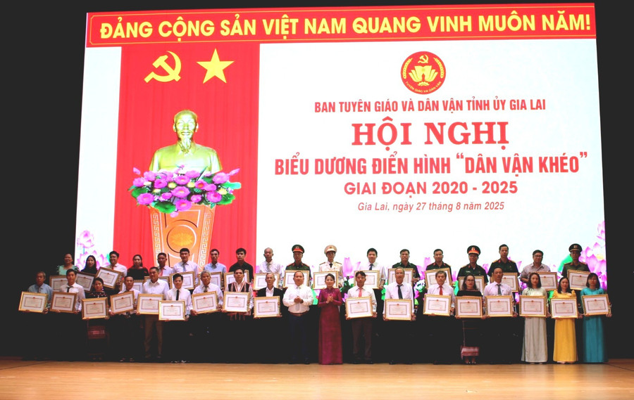 Collectives with outstanding achievements in the "Skillful Mass Mobilization" emulation movement for the 2020-2025 period receive certificates of merit from the Chairman of the Provincial People's Committee. Photo: N.H a4.jpg