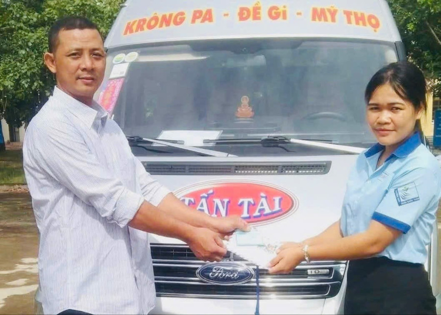 Tấn Tài Bus Company sponsors free bus tickets on the Phú Thiện-Quy Nhơn route for Siu H’Suyn throughout her four years of university. Photo: Tan Tai Bus z6961314046120-221e2a20666ba96bc3c5ec87450e415c.jpg