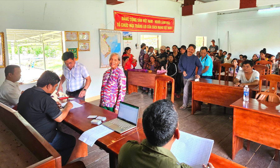 Residents of Ia Mơ border commune happily receive money for the holiday. Photo: Q.T nguoi-dan-bien-gioi-ia-mo-phan-khoi-nhan-tien-ho-tro-cua-chinh-phu-de-vui-le-qt.jpg