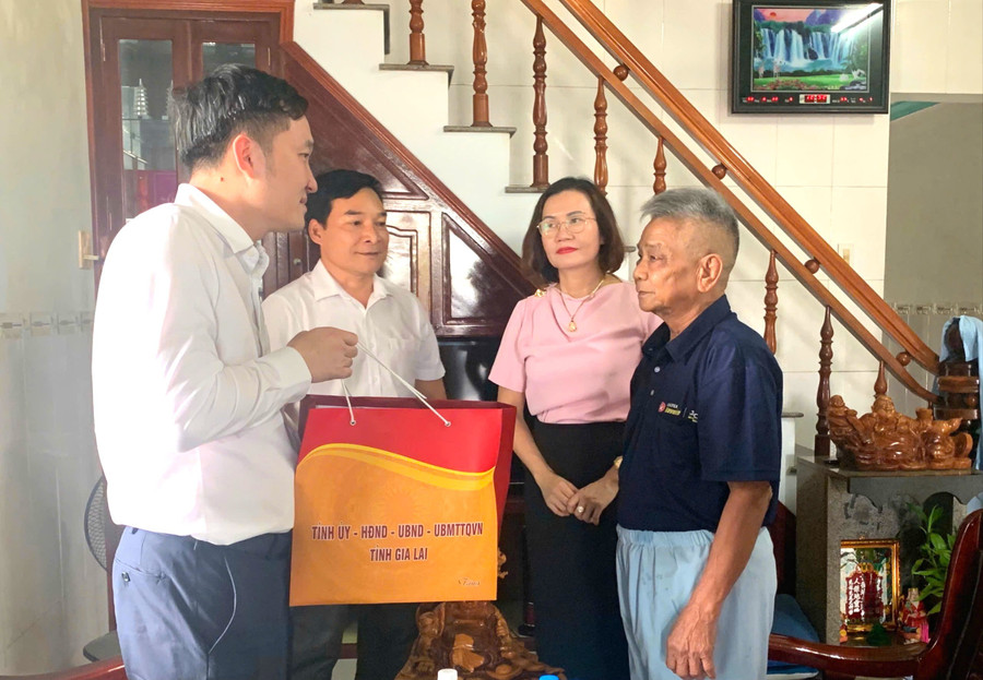 Vice Chairman of the Provincial People's Committee Nguyễn Tuấn Anh is presenting gifts to the veteran Thanh Chung (Cảnh An 1 hamlet, Tuy Phước Tây commune). Photo: T.D tham-tang-qua-thuong-binh-ngo-thanh-chung-7271.jpg