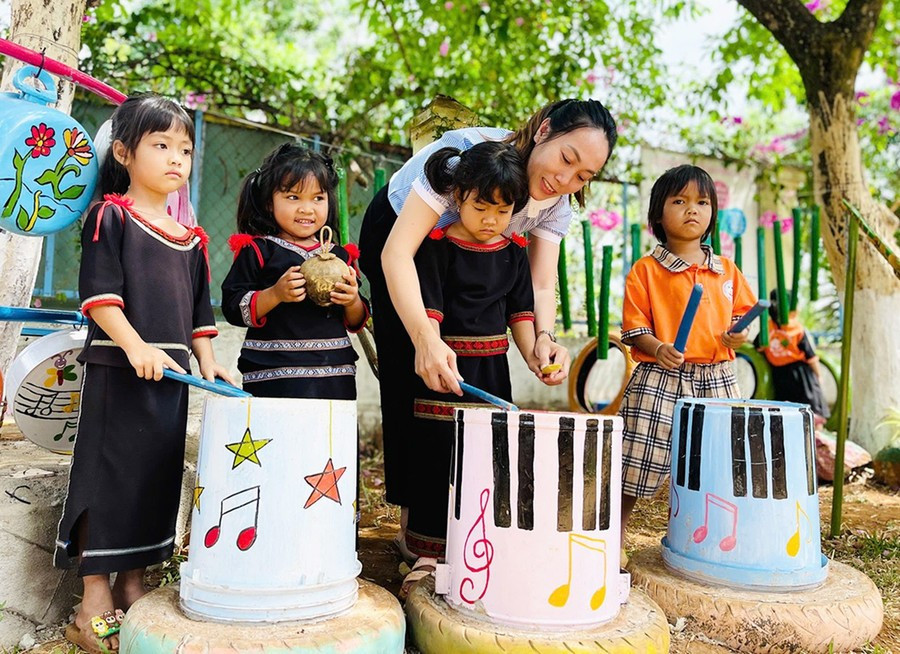 Paint buckets transformed by Hoa Sữa Kindergarten teachers into musical teaching aids. Photo: T.D giao-vien-truong-mau-giao-hoa-sua-xa-ia-kly-huyen-chu-prong-bien-vo-thung-son-thanh-do-dung-day-hoc-mon-am-nhac-anh-td.jpg