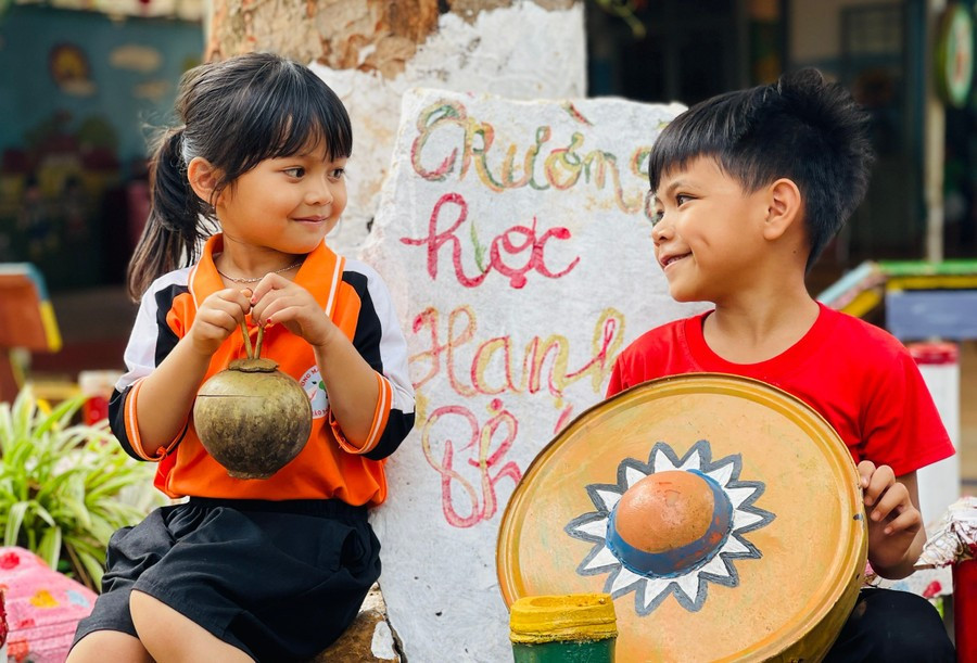 Children enjoy toys created by their teachers. Photo: T.D tre-thich-thu-voi-cac-mon-do-choi-do-chinh-cac-co-giao-sang-tao.jpg