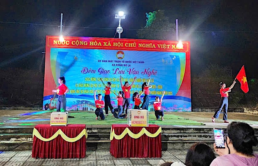 Scene from the event. Photo: H.N xa-kong-bo-la-ket-hop-to-chuc-chuong-trinh-giao-luu-van-nghe-va-phat-dong-ung-ho-dong-bao-vung-bao-lu-quy-vi-nguoi-ngheo.jpg