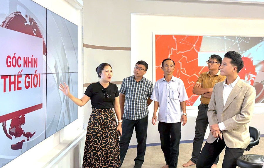 The production team of “Góc Nhìn Thế Giới” discusses professional matters in preparation for the first episode. Photo: Mộc Trà z6952803811467-6846df2a776eb9283718f2176c952da4.jpg