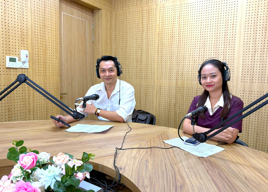 Hosts Nguyên Trường (far left) and Minh Thảo are among the familiar voices accompanying listeners on the “Gia Lai Ngày Mới” podcast. Photo: Mộc Trà z6952803811262-1835691e55661f5d07752e5bec35cf31.jpg