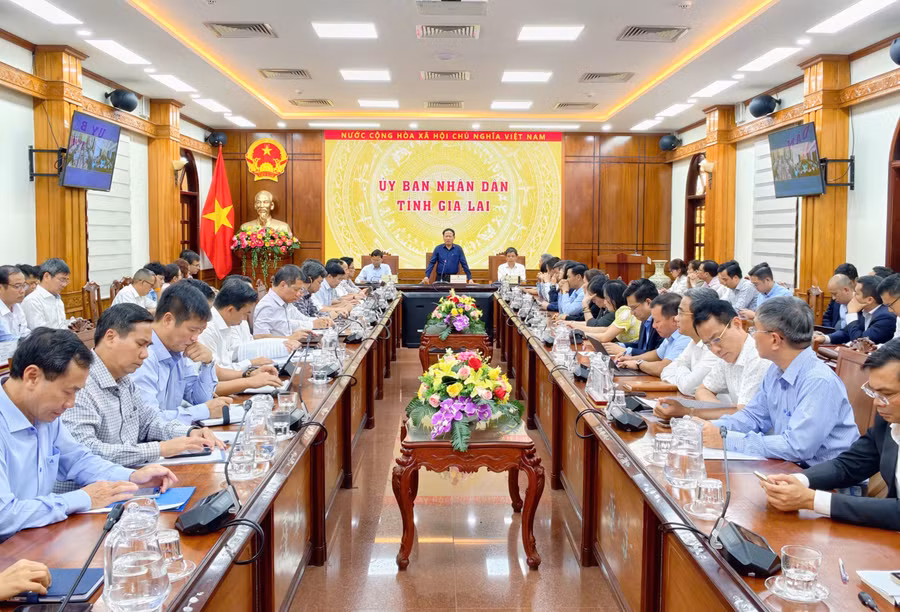 chu-tich-ubnd-tinh-pham-anh-tuan-lam-viec-22go-kho22-cho-cac-doanh-nghiep.jpg