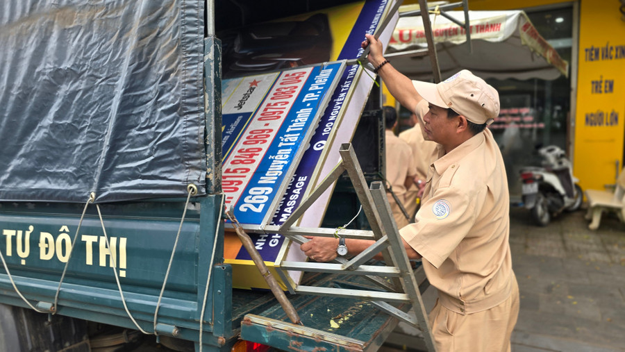 The Pleiku ward's self-management team launches a campaign to rectify sidewalk encroachment along Nguyen Tat Thanh Street. Photo: B.B anh-2.jpg