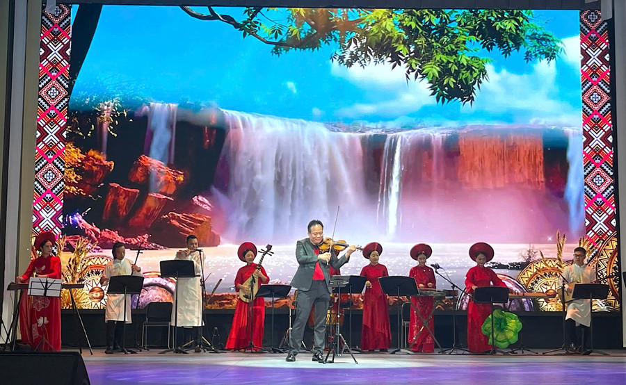 Performance of traditional musical instruments. Photo: ĐVCC z6991972790604-17ca86f581a26aa24637f8bdaafc113e.jpg