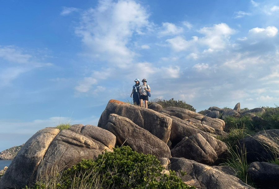 Tourists take commemorative photos at Thảo Nguyên rocky beach. Photo: P.N.T du-khach-chup-anh-ky-niem-tai-bai-da-thao-nguyen.jpg
