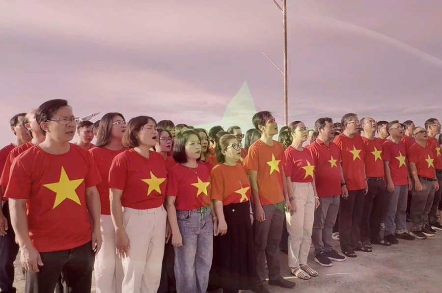 Flag-raising ceremony at Nhơn Châu island commune. Photo: P.N.T chao-co-tai-xa-dao-nhon-chau.jpg