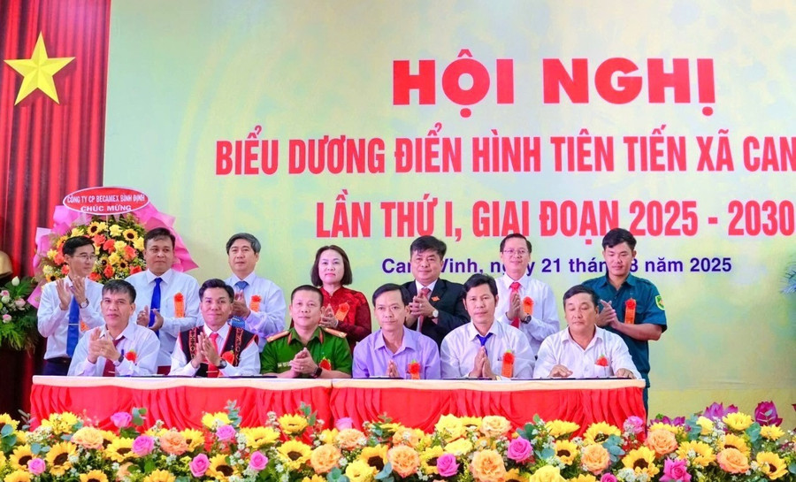 Canh Vinh Commune organizes the signing of emulation agreements for the 2025-2030 period. Photo: Provided by source 34.jpg
