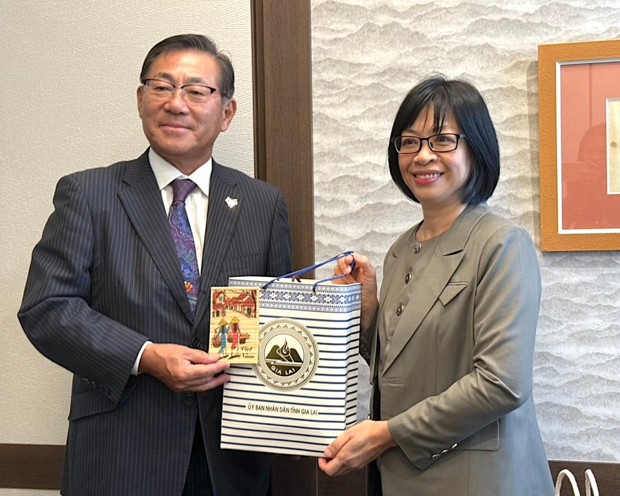 Vice Chairwoman of the Gia Lai provincial People’s Committee Nguyễn Thị Thanh Lịch presents a provincial gift to Mr. Kato Hirosuke. Photo: H.P z6989464244264-a093cb7f06ef82b6524bbf65e258242b.jpg