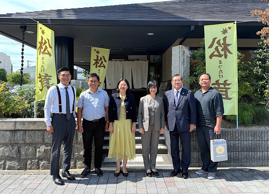 Vice Chairwoman of the Gia Lai provincial People’s Committee Nguyễn Thị Thanh Lịch (third from right) poses for a commemorative photo with Mr. Hitoshi Kato (second from right) in Osaka. Photo: H.P z6989464260198-43f7bdd0021e542168b1ed7a9d17d682.jpg