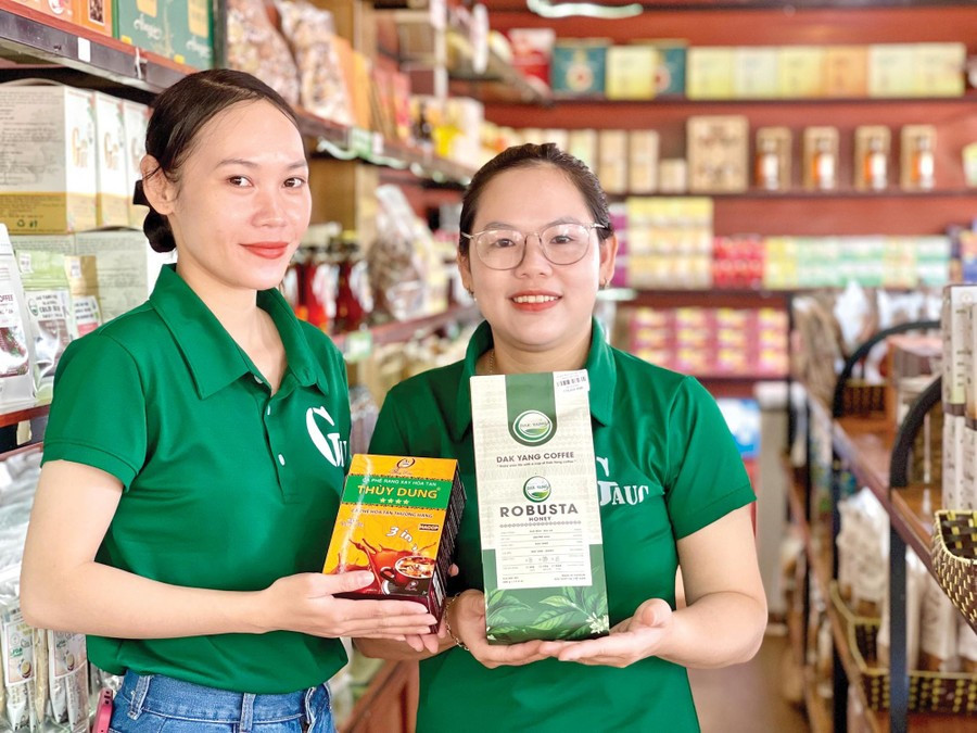 Several Gia Lai coffee brands are showcased and introduced at the OCOP sales point. Photo: T.N mot-so-thuong-hieu-ca-phe-cua-gia-lai-duoc-trung-bay-gioi-thieu-tai-diem-ban-hang-ocop.jpg