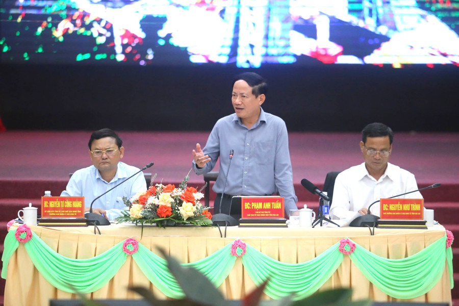 Chairman of the Provincial People’s Committee Phạm Anh Tuấn (center) highly values business feedback. Photo: Văn Ngọc chu-tich-ubnd-tinh-pham-anh-tuan-giua-danh-gia-cao-cac-y-kien-cua-doanh-nghiep-anh-van-ngoc.jpg