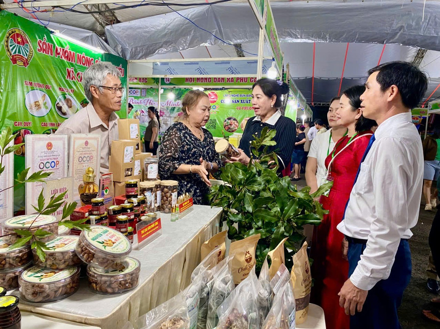 Booths of the Farmers’ Association. Photo: M.L lanh-dao-hdnd-tinh-tham-quan-cac-gian-hang.jpg