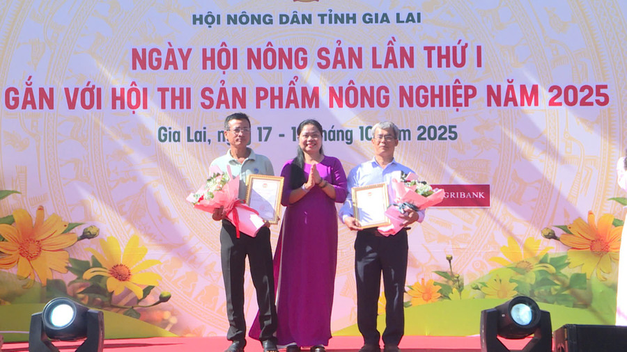 First prize presented to a member with an outstanding agricultural product. Photo: Ksor Tuối trao-giai-nhat-cho-cac-san-pham-nong-nghiep-tieu-bieu.jpg
