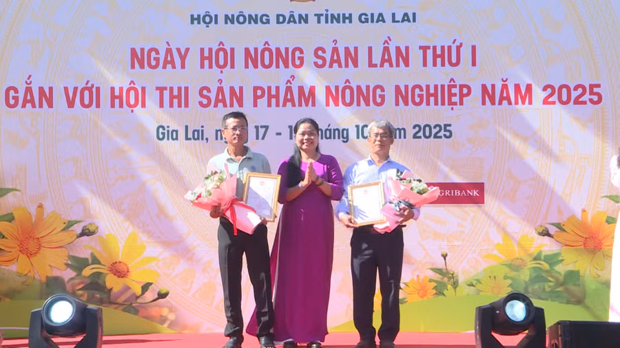 trao-giai-nhat-cho-cac-san-pham-nong-nghiep-tieu-bieu.jpg