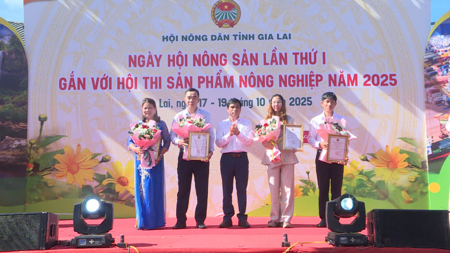 Second prizes awarded for outstanding agricultural products. Photo: Ksor Tuối trao-giay-chung-nhan-cho-cac-san-pham-dat-giai-2.jpg