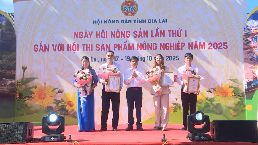 trao-giay-chung-nhan-cho-cac-san-pham-dat-giai-2.jpg