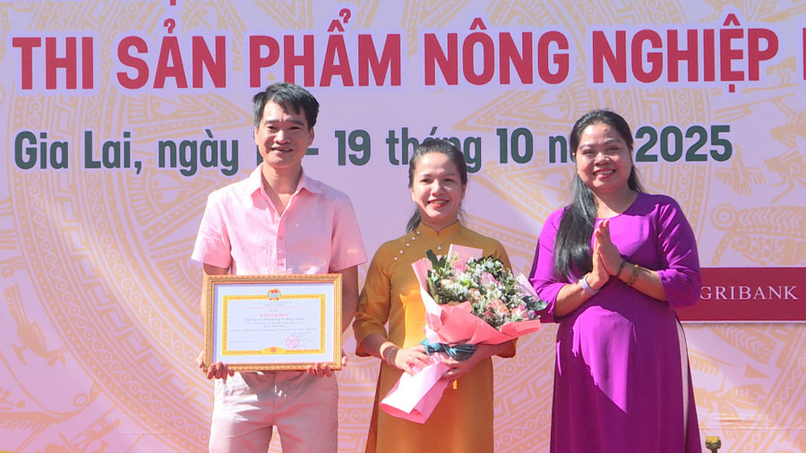 First prize awarded to a farmer with an innovative startup idea/project. Photo: Ksor Tuối trao-giai-nhat-cuoc-thi-nong-dan-khoi-nghiep-sang-tao.jpg