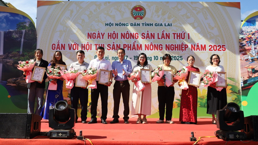 Consolation prizes presented for outstanding agricultural products. Photo: Ksor Tuối trao-giai-khuyen-khich-cho-san-pham-nong-nghiep-tieu-bieu.jpg