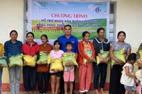 The Ia Dreh Commune delegation, in collaboration with philanthropists, distributed 2 tons of rice to support local residents affected by floods in the commune. Photo: ĐVCC