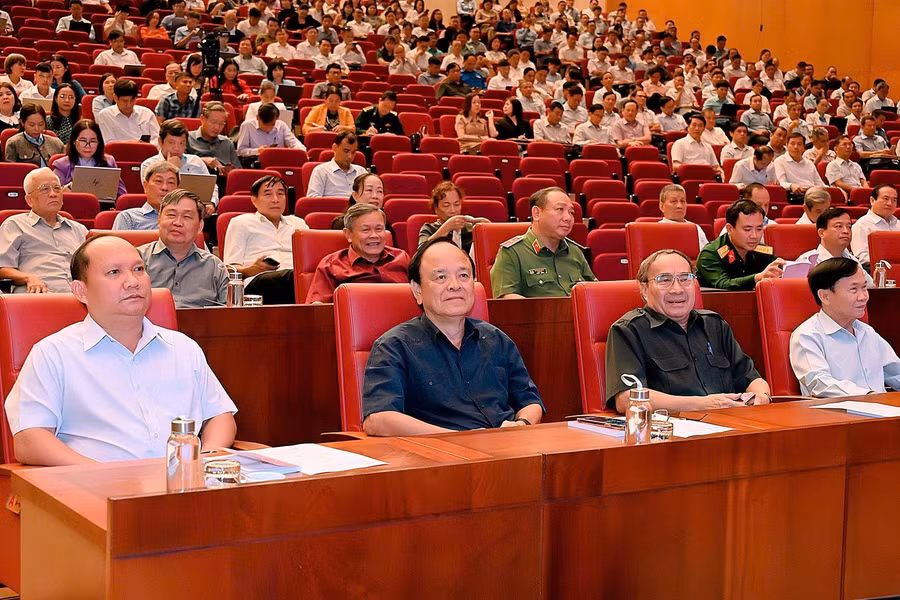 3-cac-dai-bieu-tham-du-hoi-nghi-tai-diem-cau-tthn-tinh.jpg