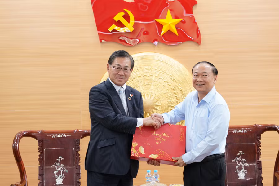 a1-bi-thu-tinh-uy-tang-qua-cho-ong-kato.jpg