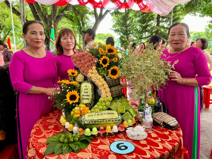 With their skillful presentation, the team from Thu Thien Thuong Hamlet and Thu Thien Ha Hamlet won first prize in the contest for decorating ceremonial offerings to the King. Photo: M.N doi-thi-thon-thu-thien-thuong-va-thon-thu-thien-ha-dat-giai-nhat-tai-hoi-thi-trang-tri-mam-le-vat-dang-cung-vua.jpg