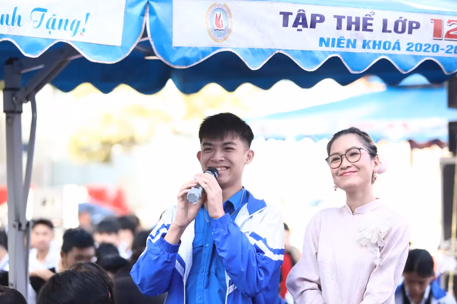 em-pham-anh-kiet-lop-12c-truong-thpt-le-loi-dat-cau-hoi-cho-ban-tu-van.jpg