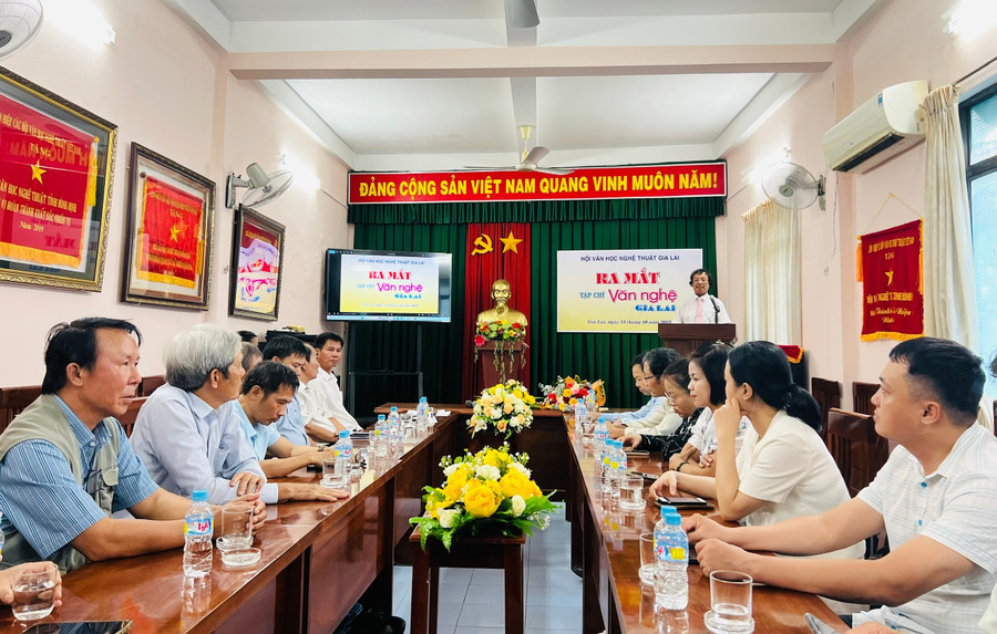 Scene from the launch ceremony of the Gia Lai Arts and Literature Magazine. Photo: M.N quang-canh-le-ra-mat-tap-chi-van-nghe-gia-lai.jpg