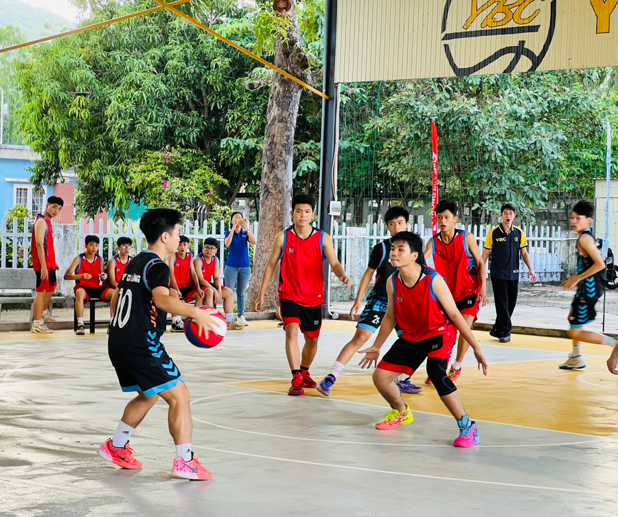 The youth basketball club tournament kicked off immediately after the festival’s opening ceremony. Photo: M.N aadadbd6ae55b71803c2cb8b346f7bbd.jpg