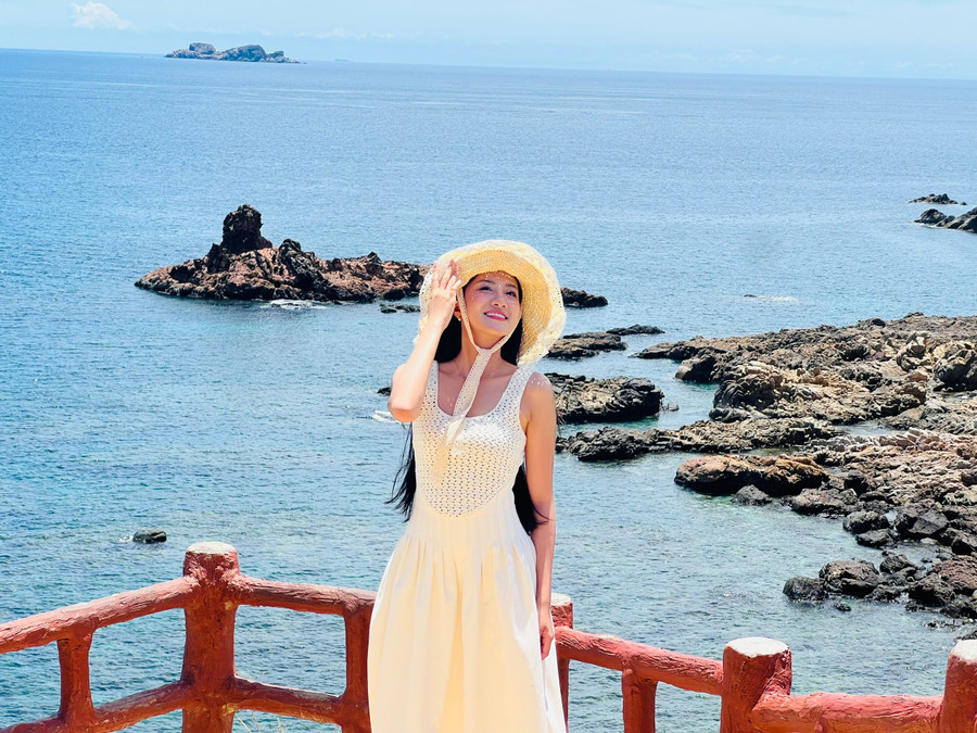 Miss Vietnam Hà Trúc Linh poses for a promotional photo at Eo Gió. Photo: M.N dc86ed69f5ef052a144c7c4cb8c49a7c.jpg