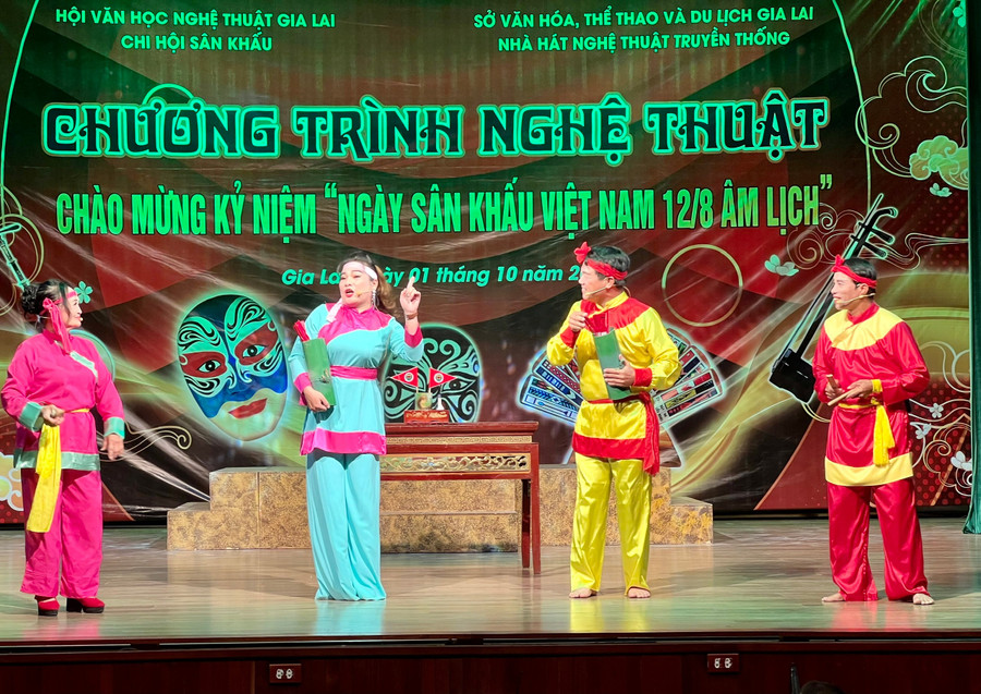 Artisans perform traditional Bài chòi singing. Photo: P.L ho-hat-bai-choi-co.jpg